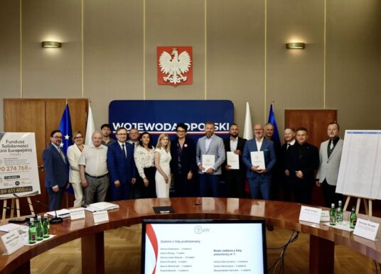 Ponad 400 milionów złotych na odbudowę Opolszczyzny: Nowe umowy i wsparcie z funduszy UE