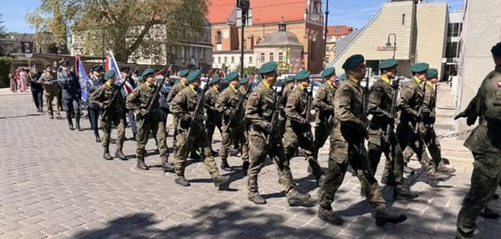 Maj&oacute;wka pod nadzorem, czyli opolskie &bdquo;Vivat!&rdquo; z lekką zadyszką