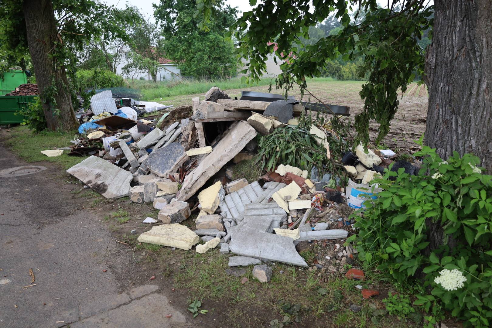 Nawet 200 tysięcy złotych na odbudowę domów. Rusza pomoc dla mieszkańców Balcarzowic po przejściu trąby powietrznej