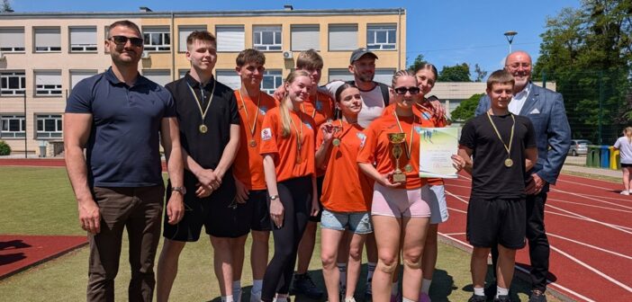 Młodość na bieżni. Czw&oacute;rb&oacute;j, kt&oacute;ry uczy więcej niż niejeden podręcznik