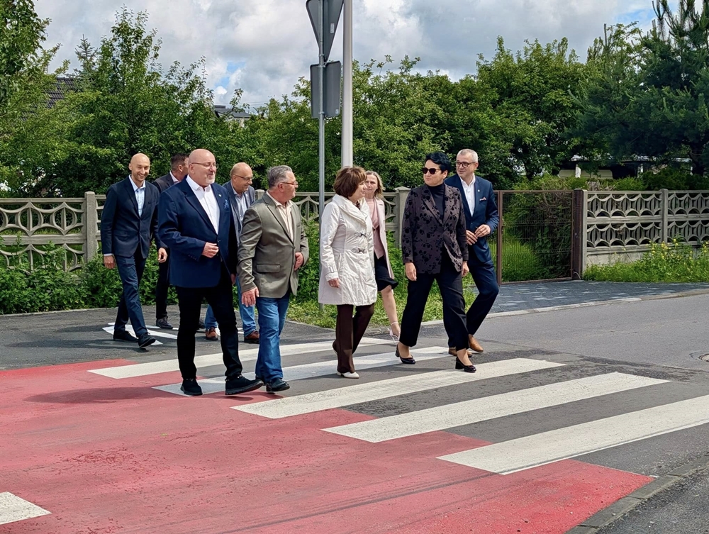 Krasiejów zyskał drogę na miarę XXI wieku. Inwestycja za ponad 5,3 mln zł już służy mieszkańcom