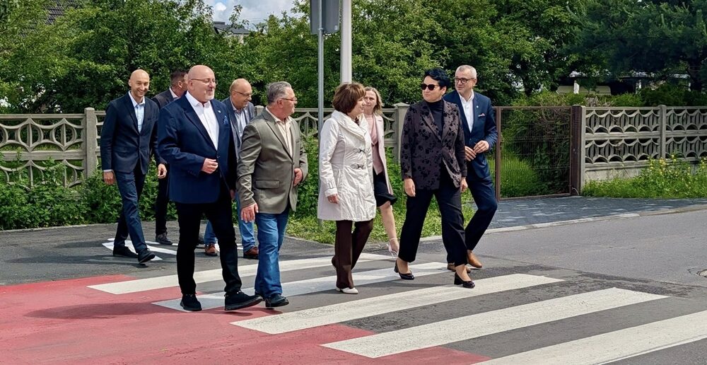 Krasiejów zyskał drogę na miarę XXI wieku. Inwestycja za ponad 5,3 mln zł już służy mieszkańcom Krasiejów zyskał drogę na miarę XXI wieku. Inwestycja za ponad 5,3 mln zł już służy mieszkańcom