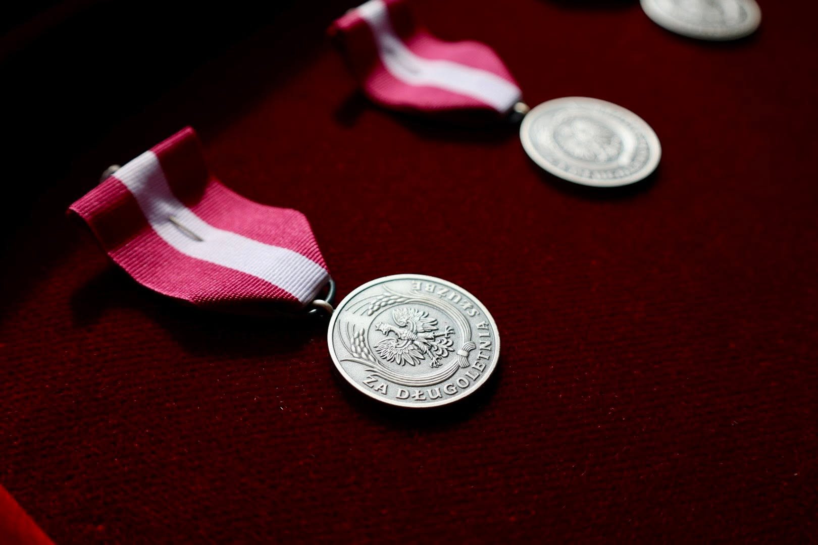 Medale za codzienność. Opolszczyzna podziękowała swoim cichym bohaterom