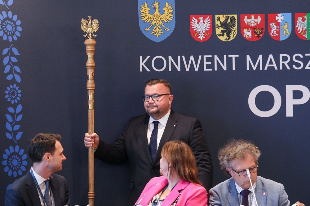 Wieś z lotniskiem, polem golfowym i torem wyścigowym. Ale na Konwencie Marszałków rozmawiano o sprawach znacznie poważniejszych