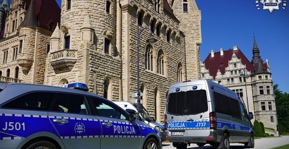Zamek w Mosznej w blasku policyjnych gwiazd: Mł. asp. Krzysztof Kuczmera &bdquo;Superdzielnicowym&rdquo; roku!