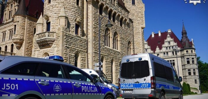 Zamek w Mosznej w blasku policyjnych gwiazd: Mł. asp. Krzysztof Kuczmera &bdquo;Superdzielnicowym&rdquo; roku!