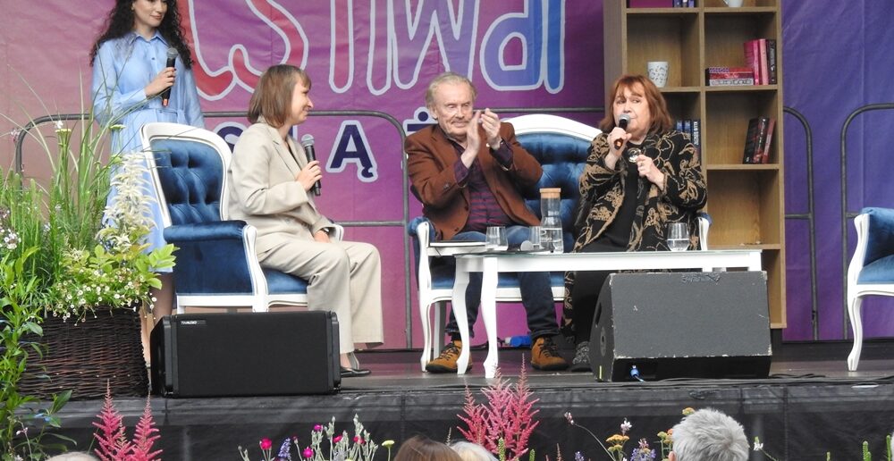 Tłumy czytelnik&oacute;w i gwiazdy literatury. Festiwal Książki rozkręcił się na dobre  – piątek cz. II – [ZDJĘCIA]