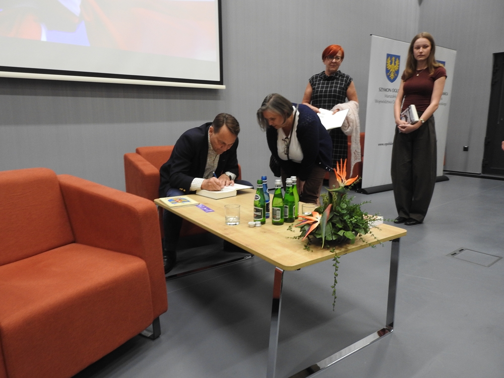 Sikorski w Opolu. Po rozmowach z działaczami KO czas na Festiwal Książki