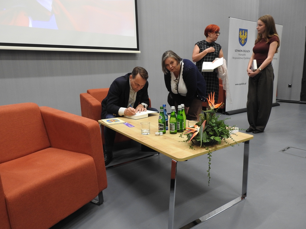 Sikorski w Opolu. Po rozmowach z działaczami KO czas na Festiwal Książki