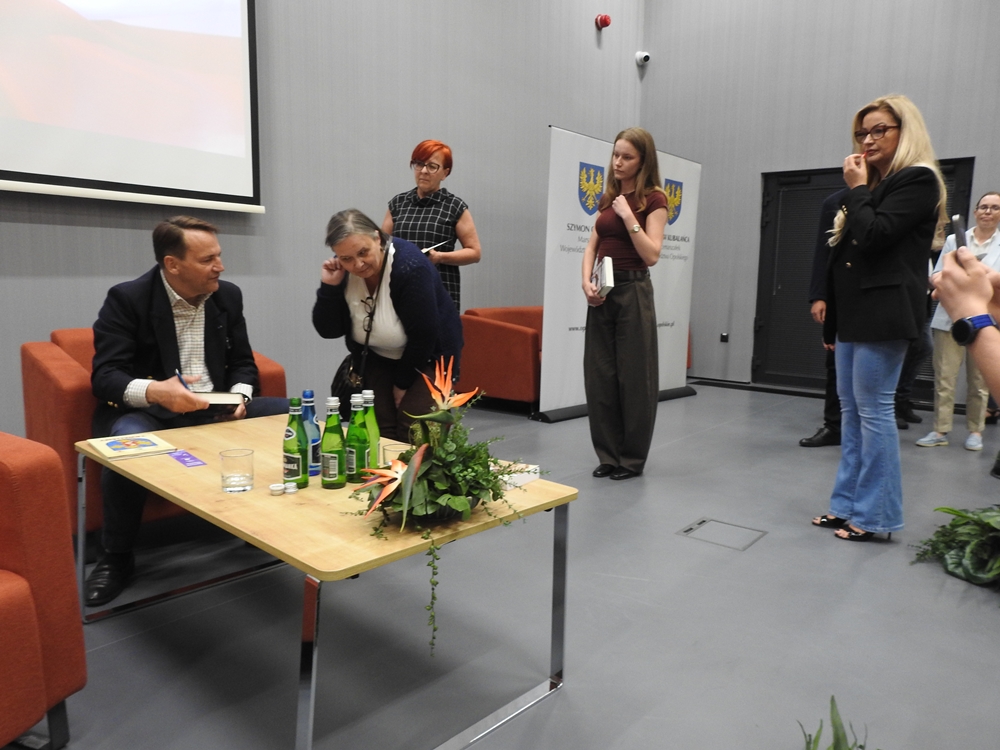 Sikorski w Opolu. Po rozmowach z działaczami KO czas na Festiwal Książki