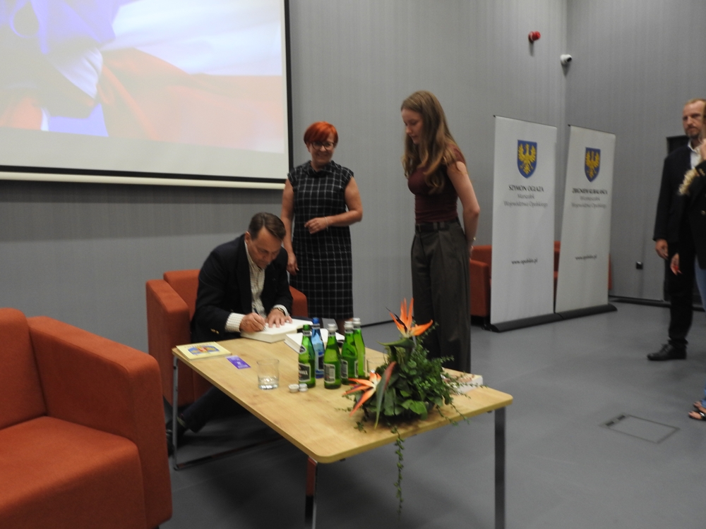 Sikorski w Opolu. Po rozmowach z działaczami KO czas na Festiwal Książki