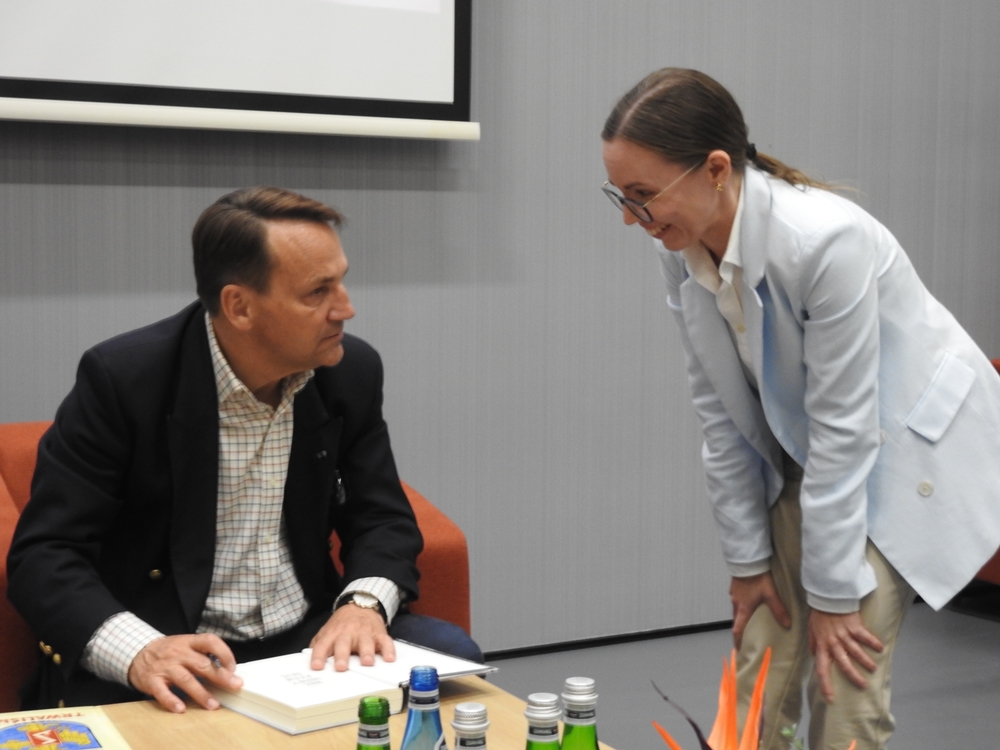 Sikorski w Opolu. Po rozmowach z działaczami KO czas na Festiwal Książki
