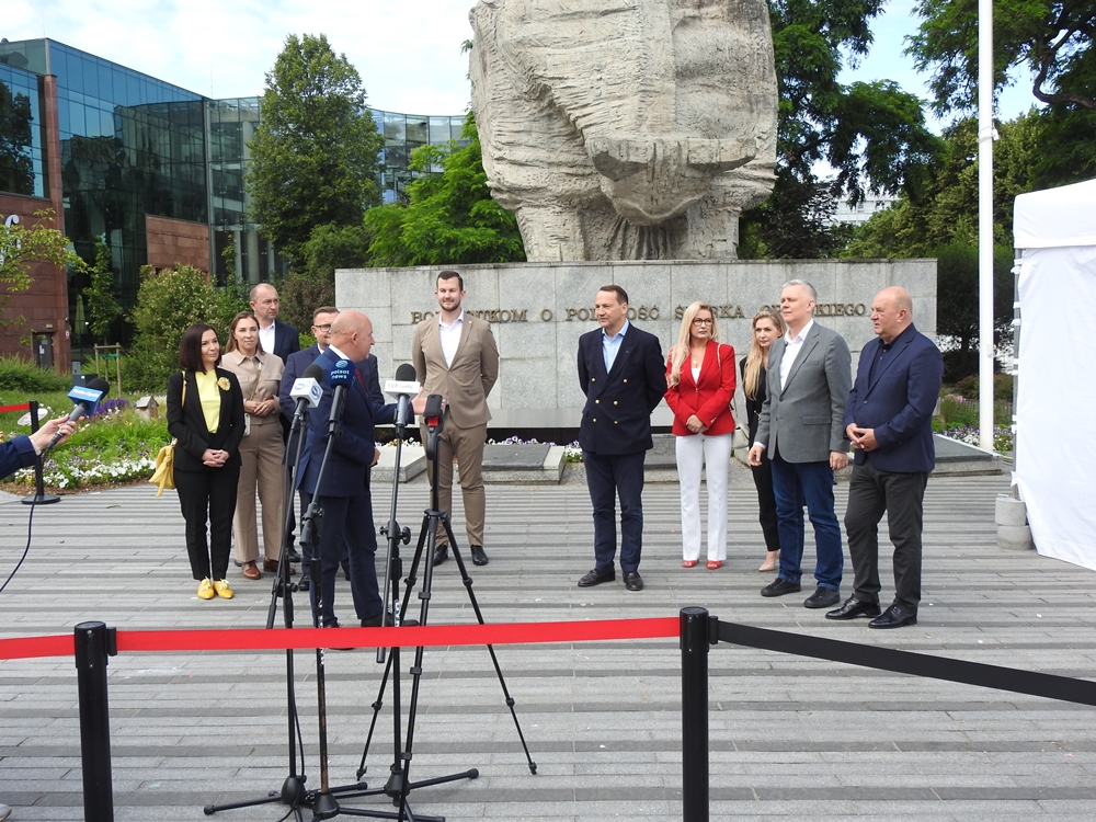 Między książką a polityką. Sikorski i Siemoniak o bezpieczeństwie, kolei i współpracy z Niemcami