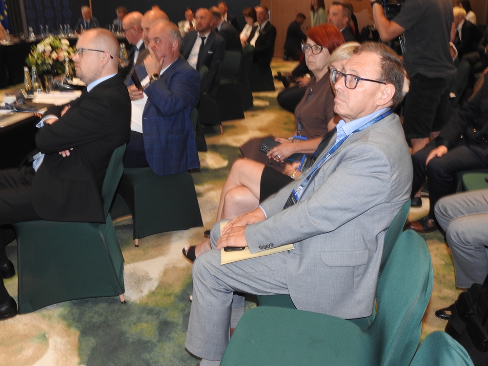 Wieś z lotniskiem, polem golfowym i torem wyścigowym. Ale na Konwencie Marszałków rozmawiano o sprawach znacznie poważniejszych