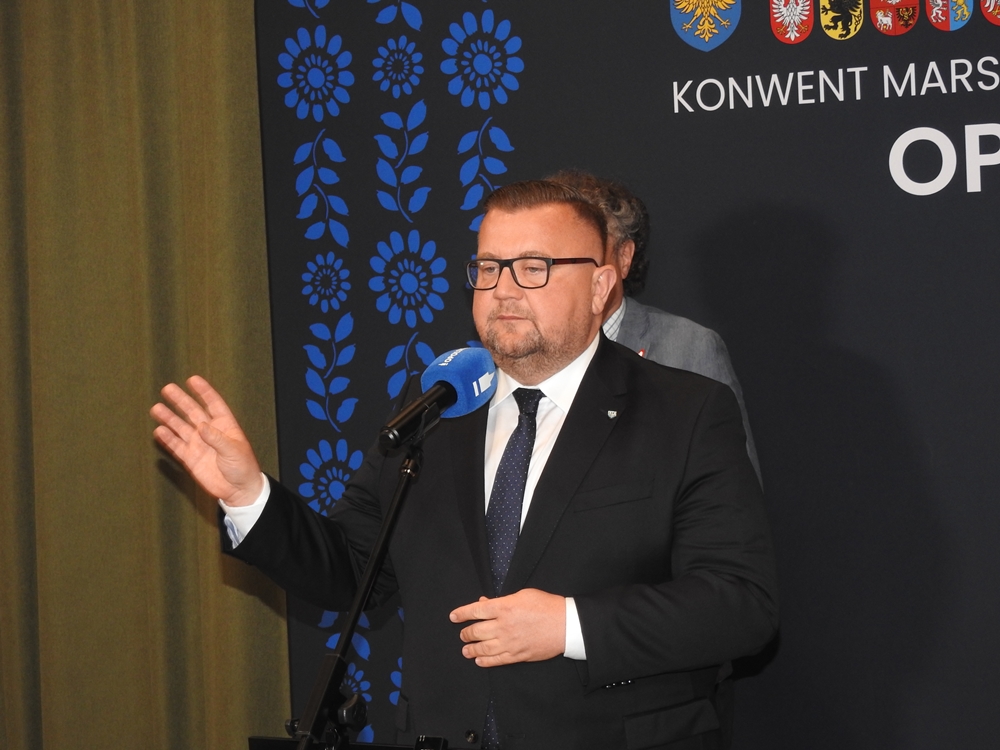 Wieś z lotniskiem, polem golfowym i torem wyścigowym. Ale na Konwencie Marszałków rozmawiano o sprawach znacznie poważniejszych