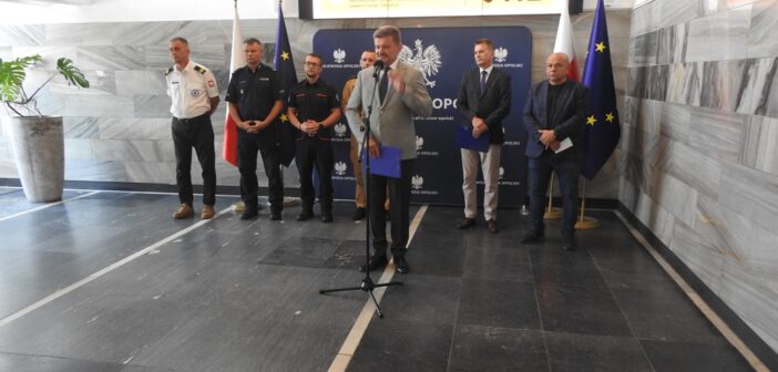 Wakacje pod znakiem upał&oacute;w. Służby apelują: rozsądek może uratować życie