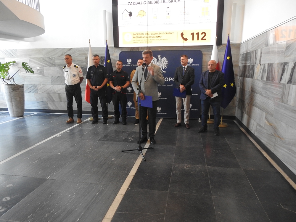 Wakacje pod znakiem upałów. Służby apelują: rozsądek może uratować życie