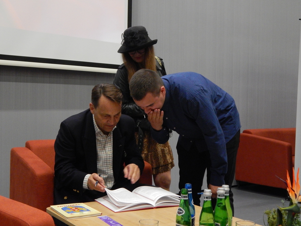 Sikorski w Opolu. Po rozmowach z działaczami KO czas na Festiwal Książki