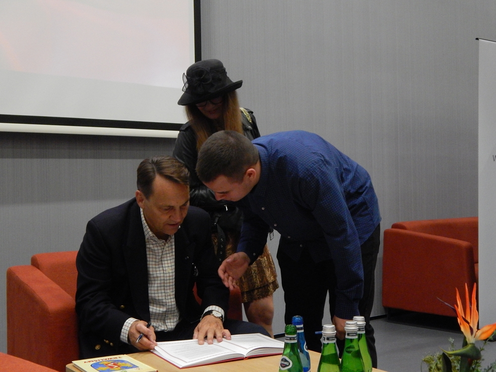 Sikorski w Opolu. Po rozmowach z działaczami KO czas na Festiwal Książki
