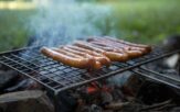 Grill, kiełbasa i zdrowy rozsądek. Opolska Policja przypomina: weekend ma smakować, a nie płonąć Grill, kiełbasa i zdrowy rozsądek. Opolska Policja przypomina: weekend ma smakować, a nie płonąć