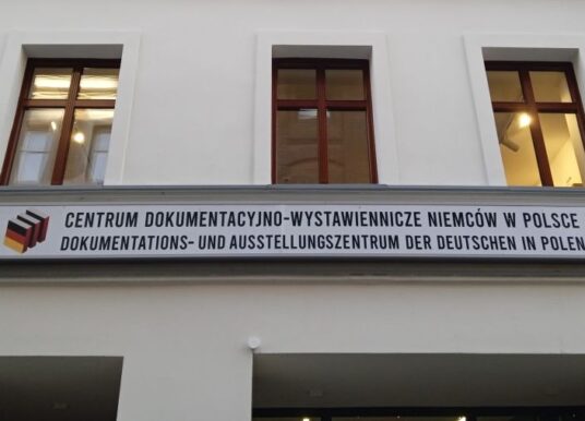 Historie ukryte na archiwalnych półkach. W Opolu można zobaczyć niezwykłe zbiory dokumentujące losy mniejszości niemieckiej