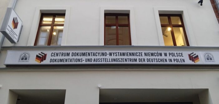 Historie ukryte na archiwalnych półkach. W Opolu można zobaczyć niezwykłe zbiory dokumentujące losy mniejszości niemieckiej