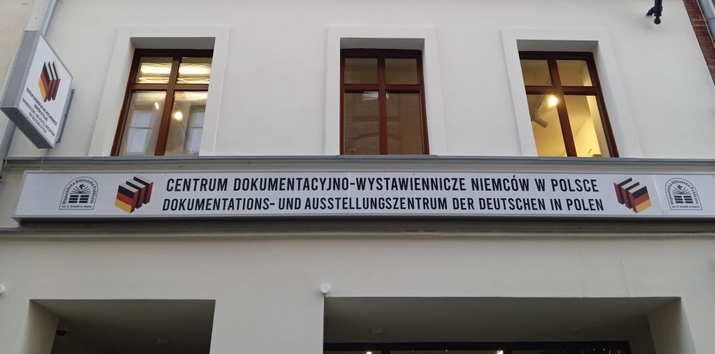 Historie ukryte na archiwalnych półkach. W Opolu można zobaczyć niezwykłe zbiory dokumentujące losy mniejszości niemieckiej Historie ukryte na archiwalnych półkach. W Opolu można zobaczyć niezwykłe zbiory dokumentujące losy mniejszości niemieckiej