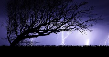 Uwaga! Nad Opolszczyznę nadciągają gwałtowne burze. Synoptycy ostrzegają przed niebezpieczną pogodą