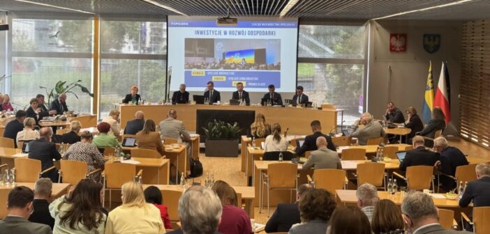 Absolutorium z mocnym mandatem. Zarząd wojew&oacute;dztwa podsumował rok rekord&oacute;w, inwestycji i spłaconego długu
