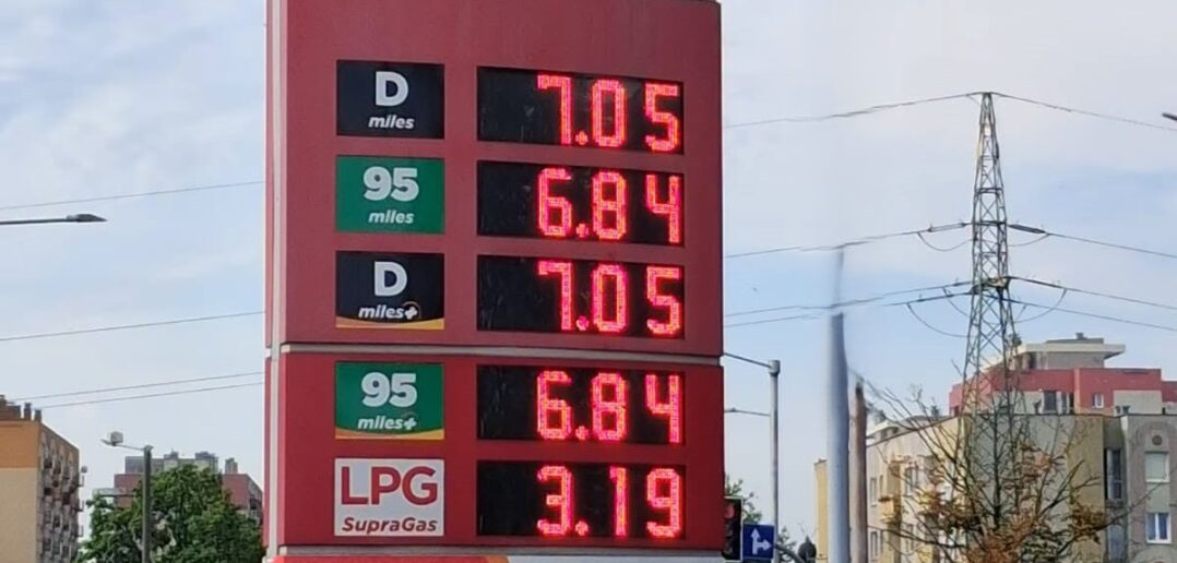 Wakacyjny prysznic przy dystrybutorze. Trump namieszał na Bliskim Wschodzie, kierowcy płacą więcej Wakacyjny prysznic przy dystrybutorze. Trump namieszał na Bliskim Wschodzie, kierowcy płacą więcej