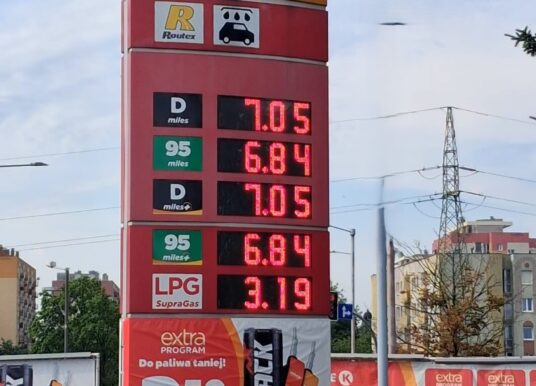 Wakacyjny prysznic przy dystrybutorze. Trump namieszał na Bliskim Wschodzie, kierowcy płacą więcej