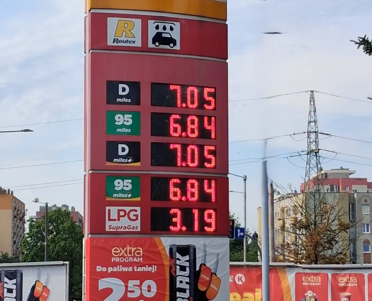 Wakacyjny prysznic przy dystrybutorze. Trump namieszał na Bliskim Wschodzie, kierowcy płacą więcej