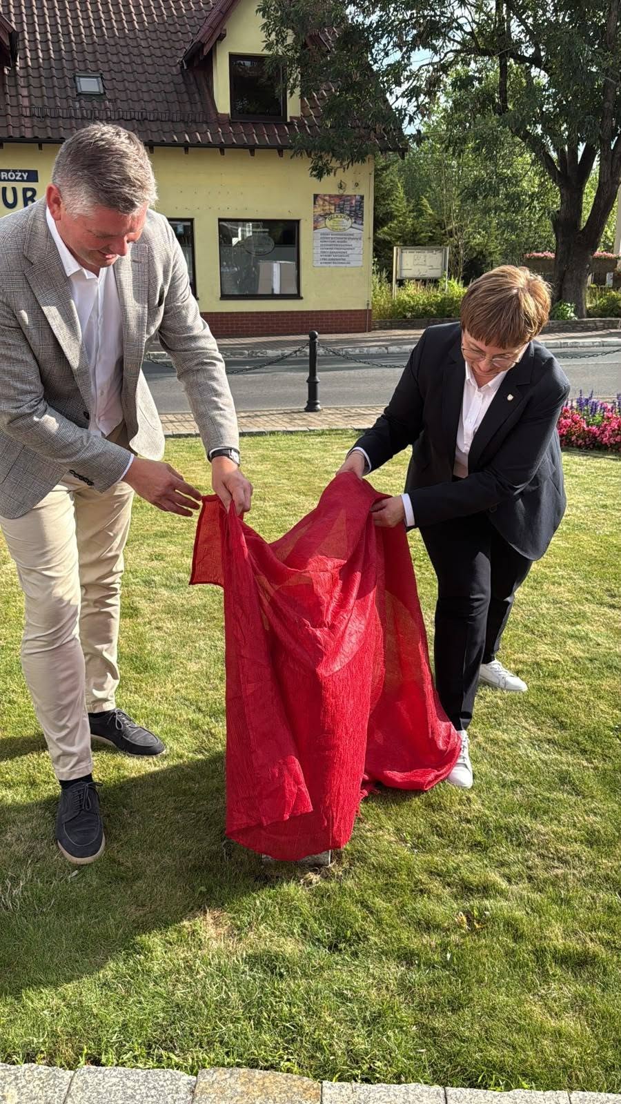 Karolinka znów poszła do Gogolina. Teraz można ją śledzić telefonem