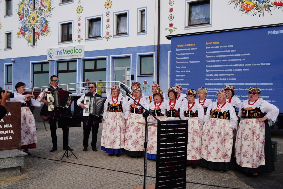 Karolinka znów poszła do Gogolina. Teraz można ją śledzić telefonem