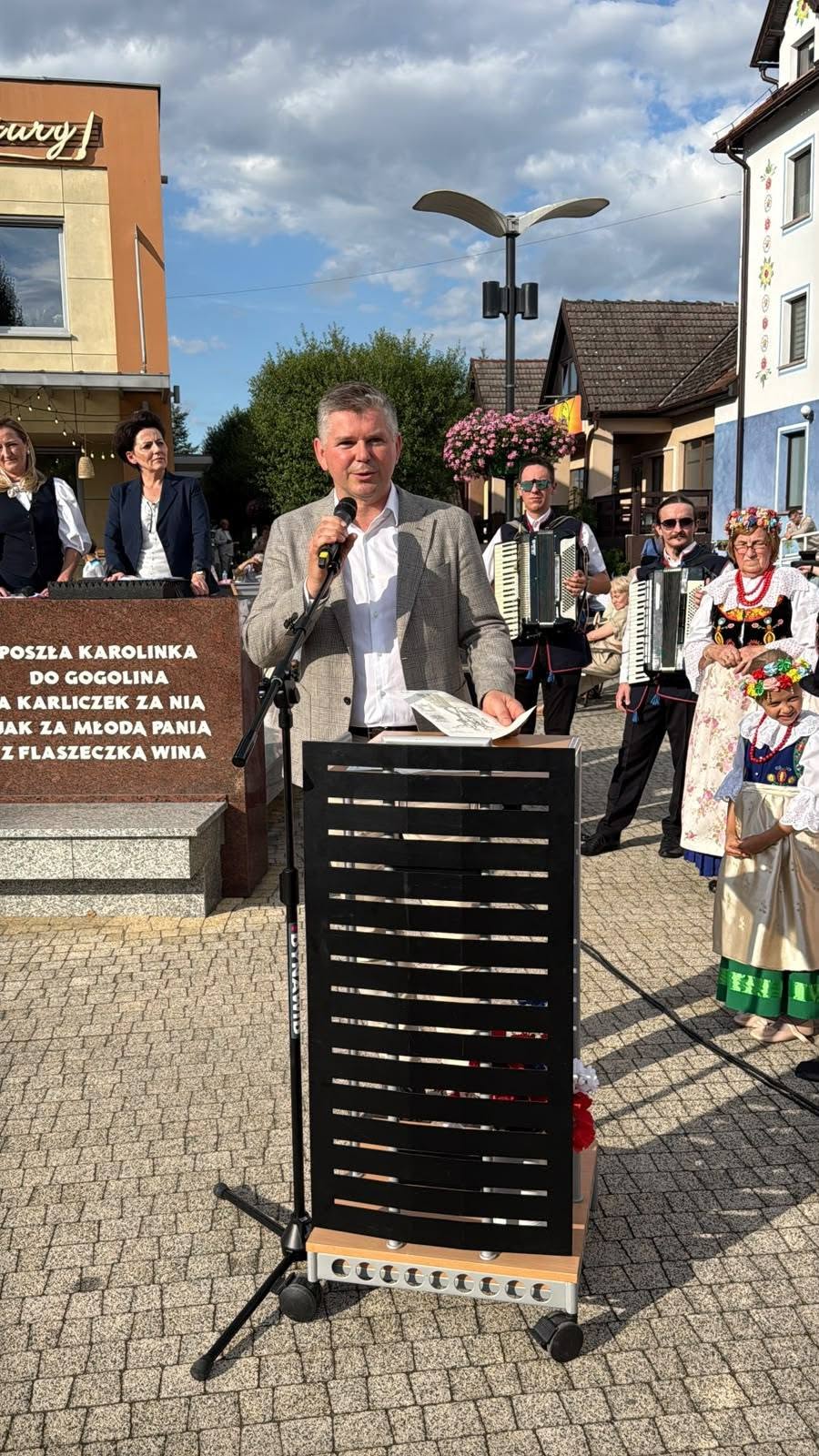 Karolinka znów poszła do Gogolina. Teraz można ją śledzić telefonem