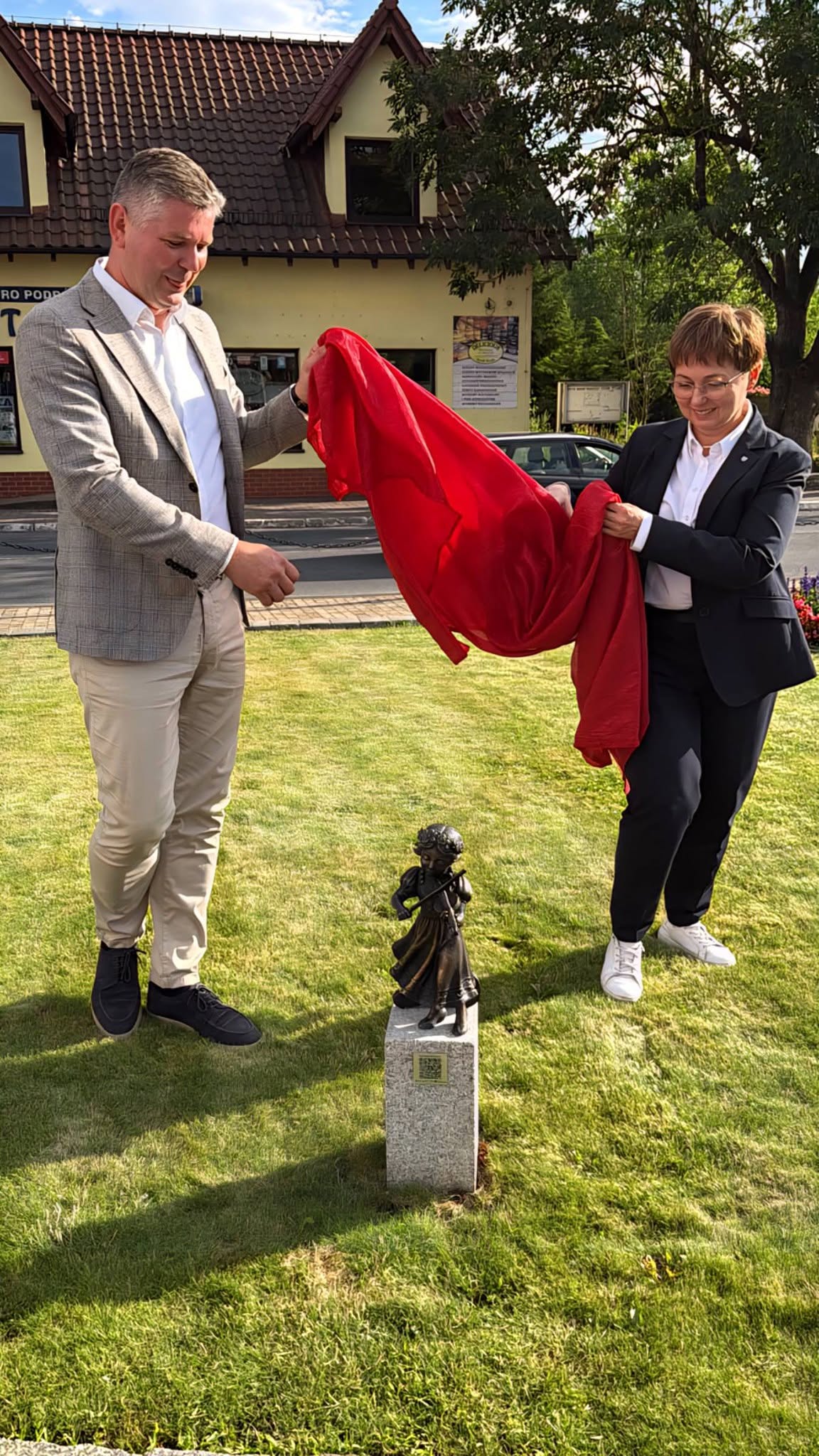 Karolinka znów poszła do Gogolina. Teraz można ją śledzić telefonem