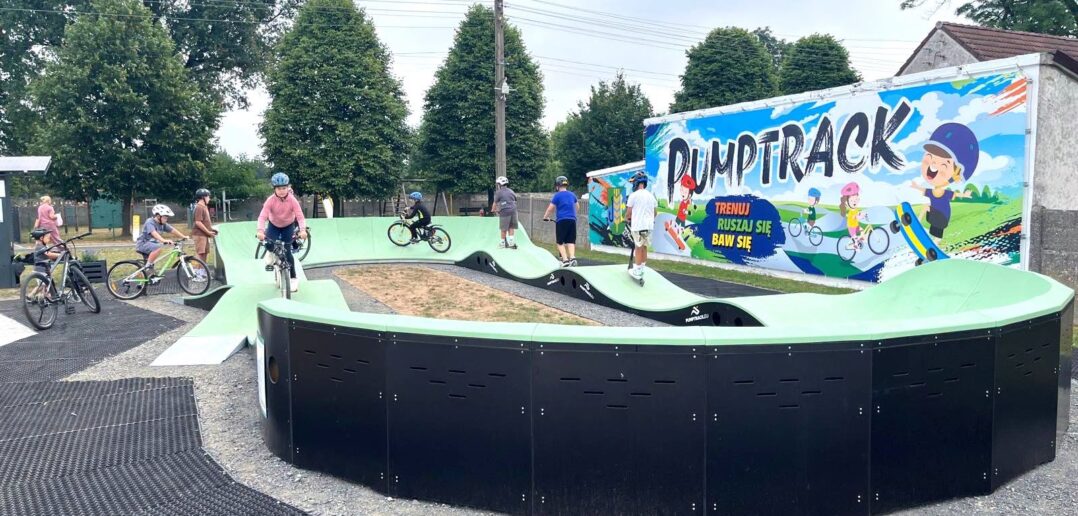 Chr&oacute;ścice mają nową atrakcję. Za remizą powstał pumptrack i strefa rekreacji dla wszystkich pokoleń