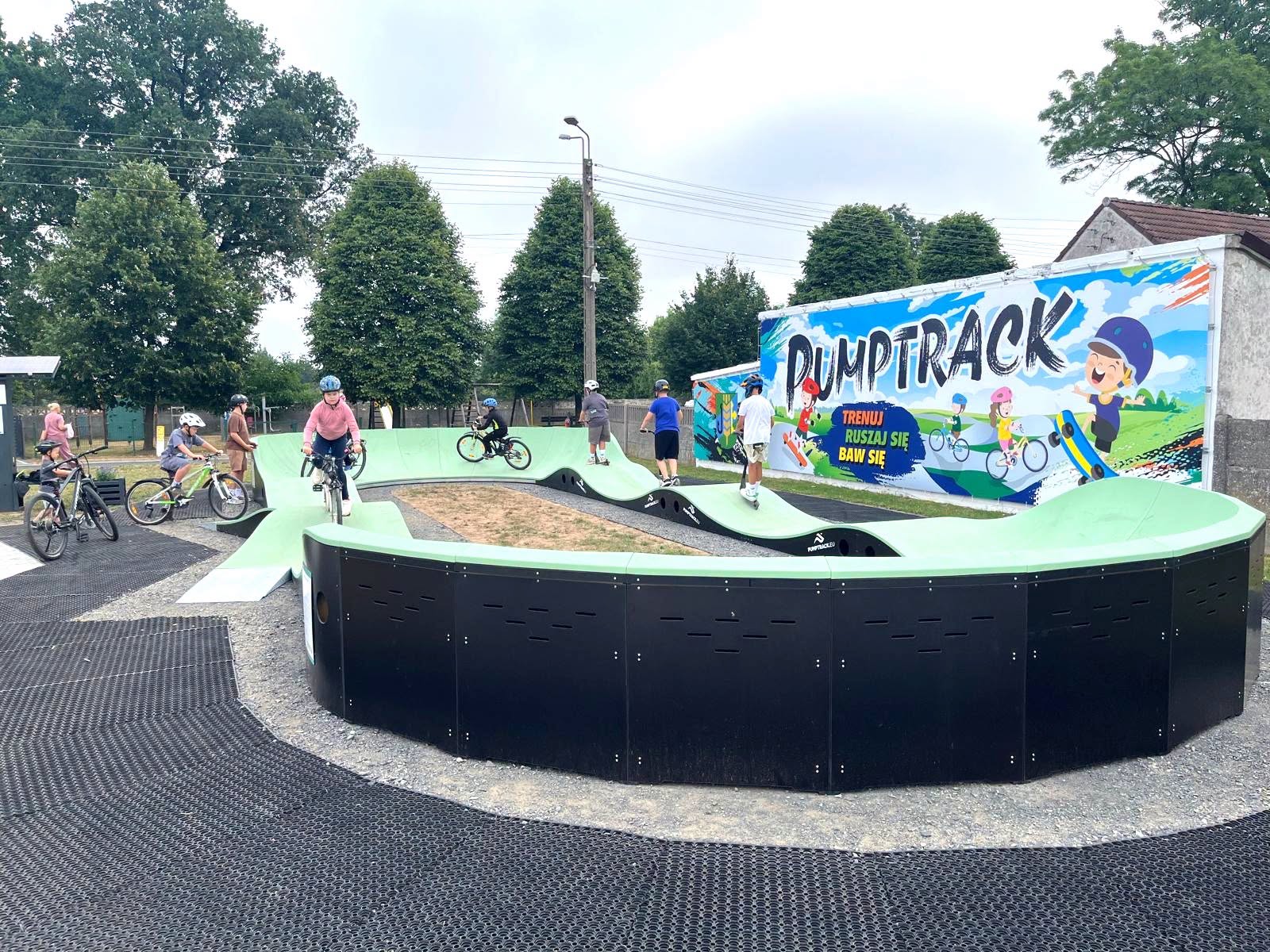 Chróścice mają nową atrakcję. Za remizą powstał pumptrack i strefa rekreacji dla wszystkich pokoleń