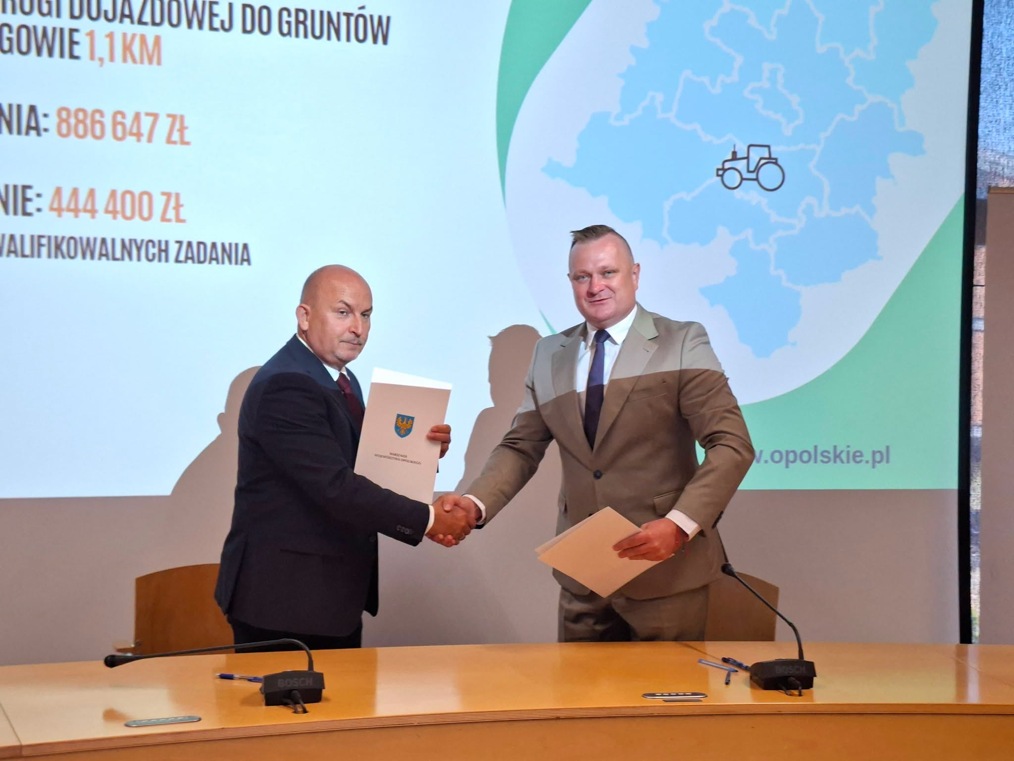 Blisko 2,8 mln zł na drogi do pól. Skorzysta dziewięć gmin i dwa powiaty