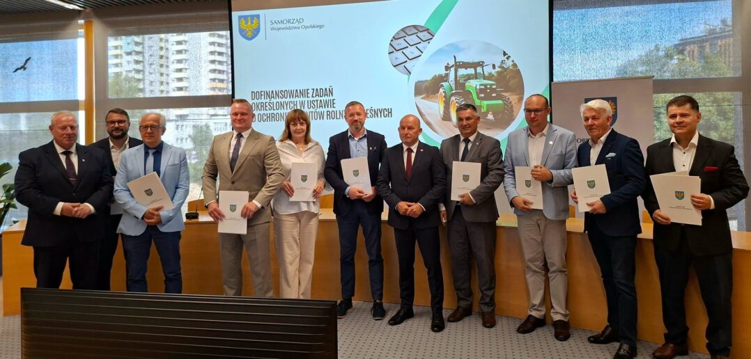 Blisko 2,8 mln zł na drogi do pól. Skorzysta dziewięć gmin i dwa powiaty Blisko 2,8 mln zł na drogi do pól. Skorzysta dziewięć gmin i dwa powiaty