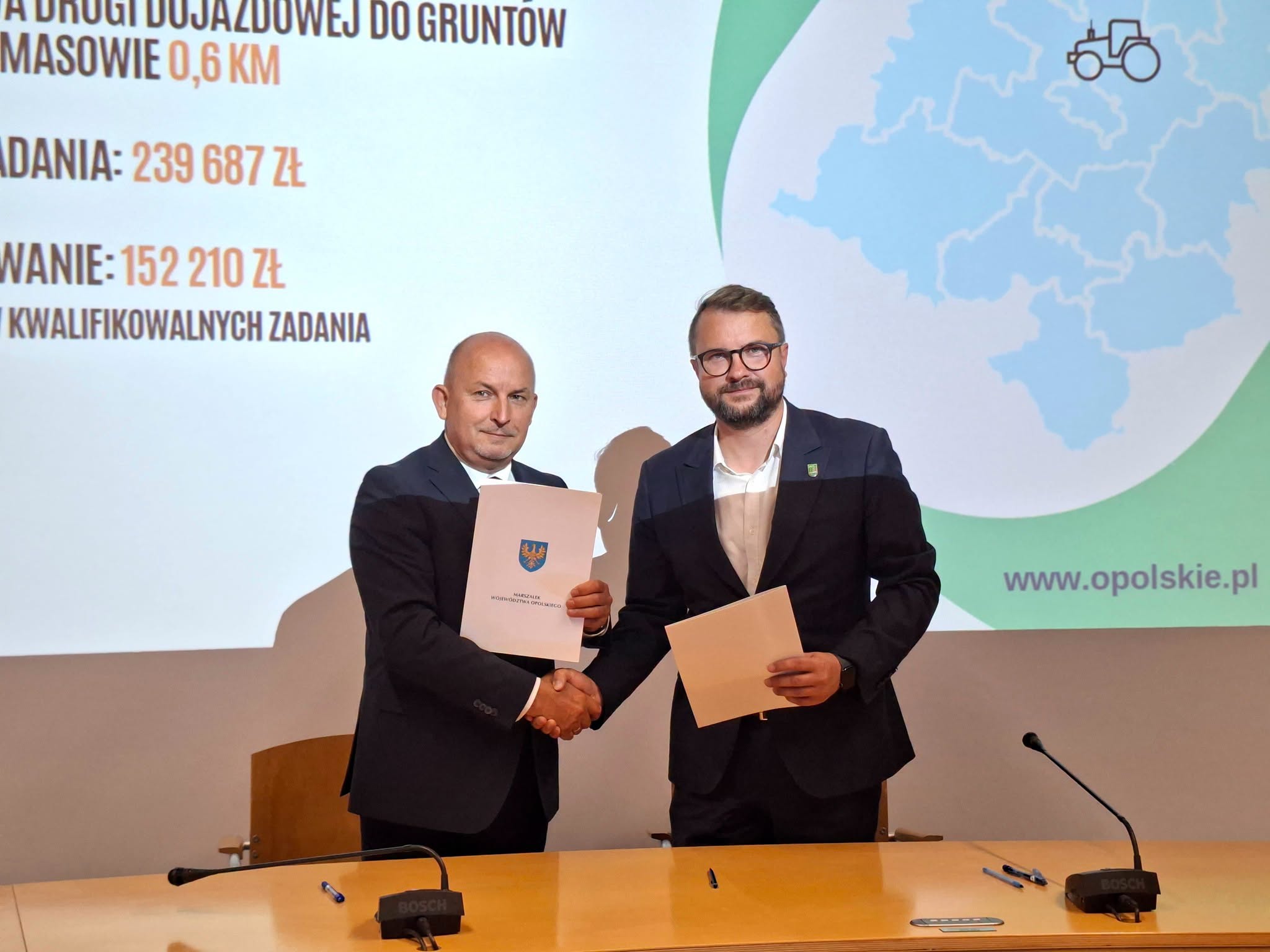 Blisko 2,8 mln zł na drogi do pól. Skorzysta dziewięć gmin i dwa powiaty