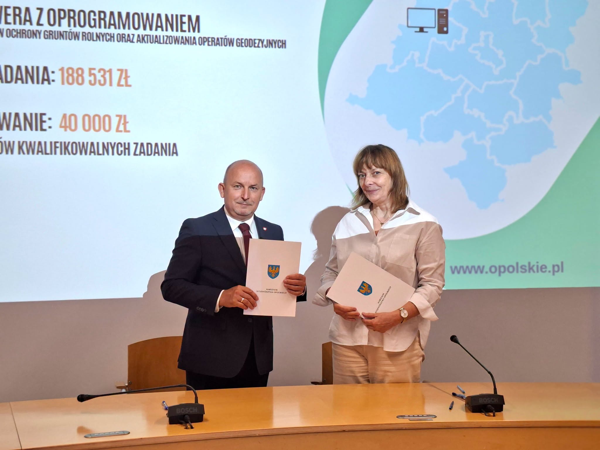 Blisko 2,8 mln zł na drogi do pól. Skorzysta dziewięć gmin i dwa powiaty
