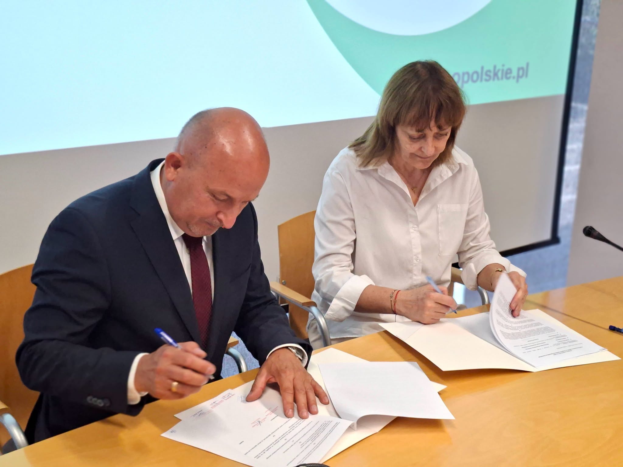 Blisko 2,8 mln zł na drogi do pól. Skorzysta dziewięć gmin i dwa powiaty