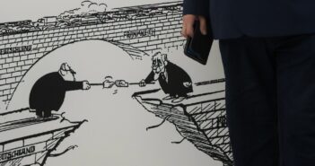 &bdquo;Nie przeciwko sobie, lecz wsp&oacute;lnie&rdquo;. W Sejmie otwarto wystawę o 35 latach polsko-niemieckiego pojednania