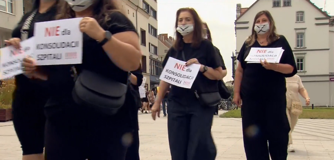Cichy protest pod czarnymi maseczkami. Pracownicy szpitali mówią: najpierw rozmowa, potem decyzje Cichy protest pod czarnymi maseczkami. Pracownicy szpitali mówią: najpierw rozmowa, potem decyzje