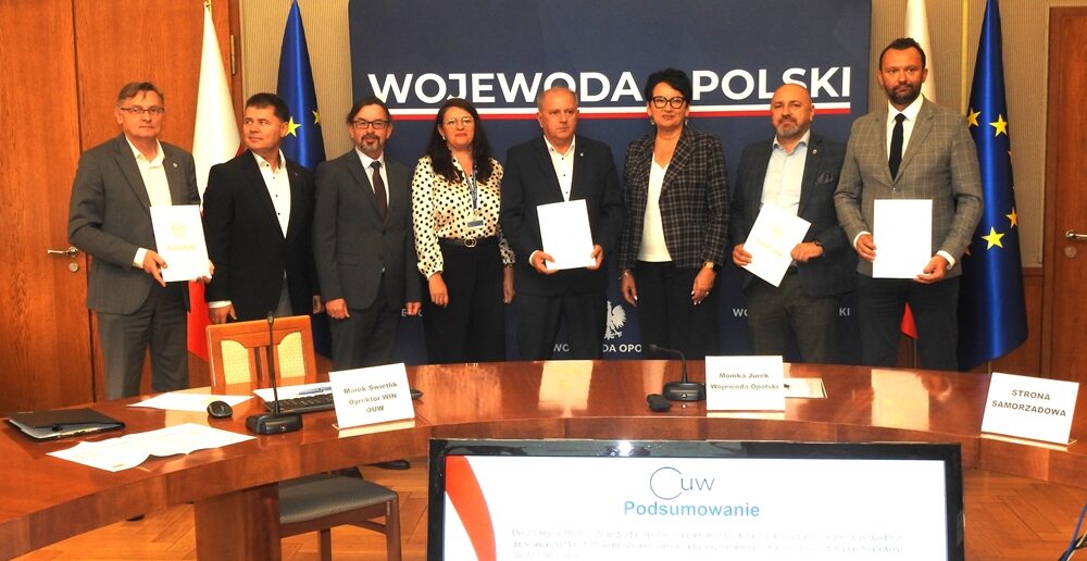 Ponad 5 mln zł na odbudowę po powodzi. Kolejne umowy podpisane z samorządami Ponad 5 mln zł na odbudowę po powodzi. Kolejne umowy podpisane z samorządami