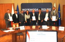Ponad 5 mln zł na odbudowę po powodzi. Kolejne umowy podpisane z samorządami Ponad 5 mln zł na odbudowę po powodzi. Kolejne umowy podpisane z samorządami