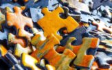 42 tysiące element&oacute;w, kt&oacute;re łączą ludzi. W Opolu ruszyło największe wsp&oacute;lne układanie puzzli