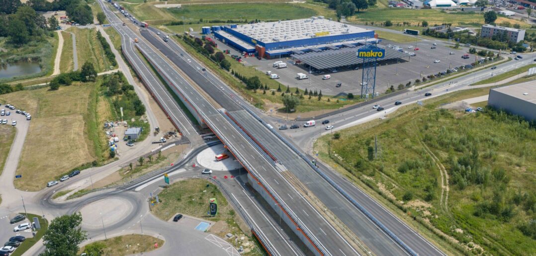 Nowy etap przebudowy węzła przy Makro. Od poniedziałku kierowcy pojadą nowym wiaduktem