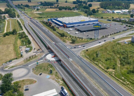 Nowy etap przebudowy węzła przy Makro. Od poniedziałku kierowcy pojadą nowym wiaduktem